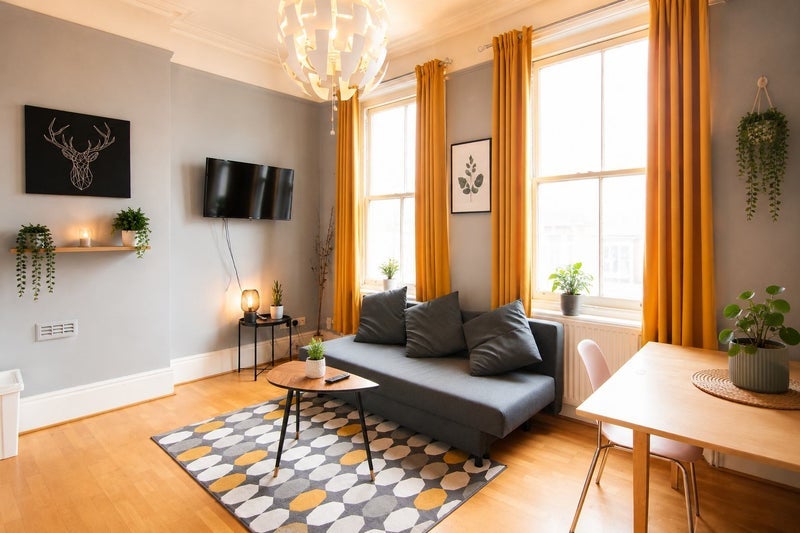Flat Holland Park Gardens in Greater London