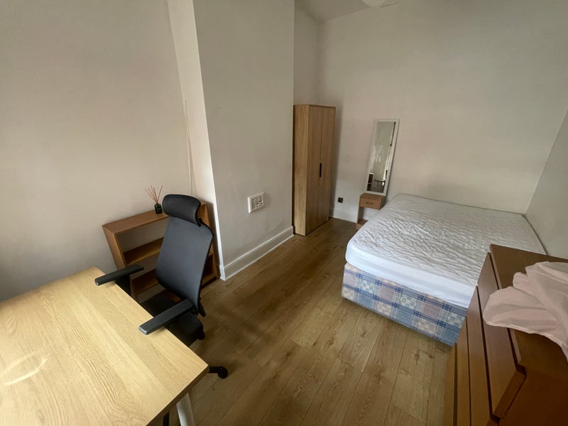 Room Montrose Avenue in Manchester