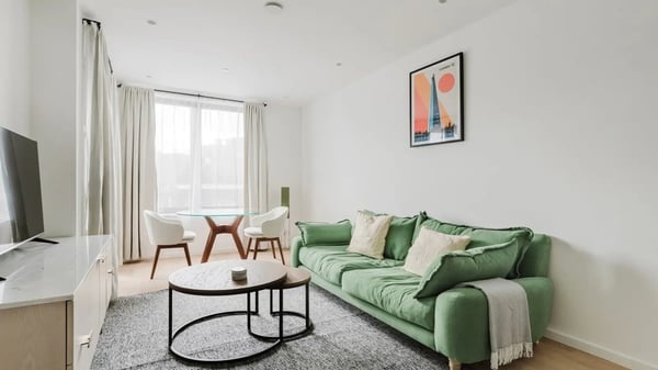 Flat Russell Gardens in Greater London
