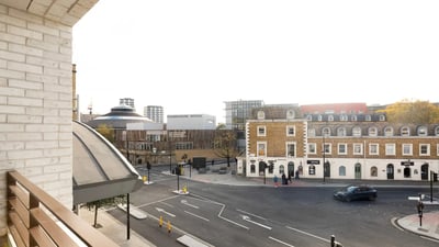 Flat Russell Gardens in Greater London
