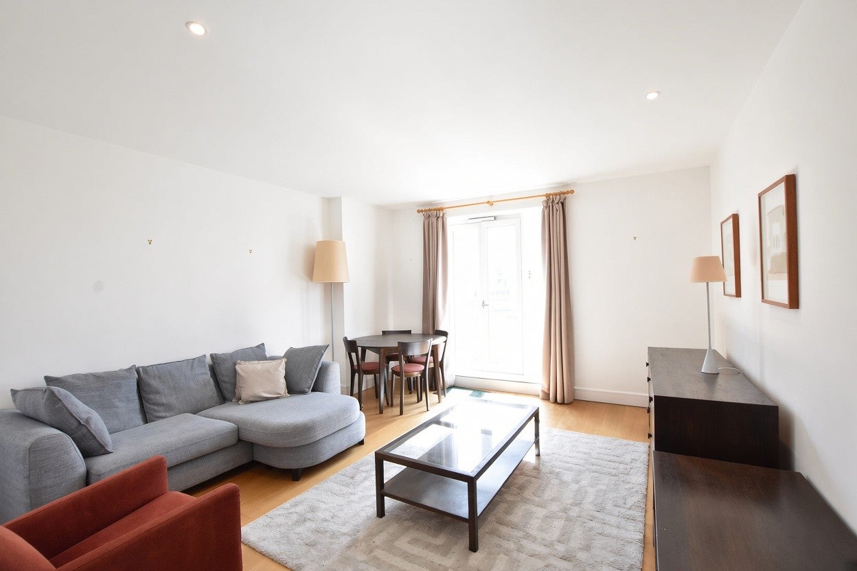 Flat Westferry Circus in Greater London