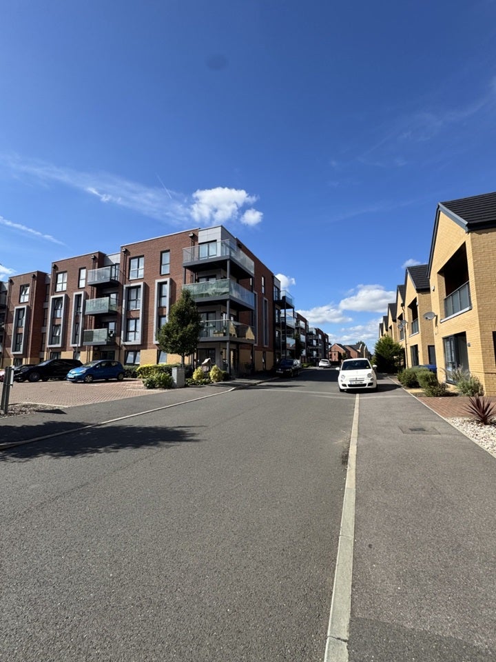 Flat Holmesley Road in Hertsmere