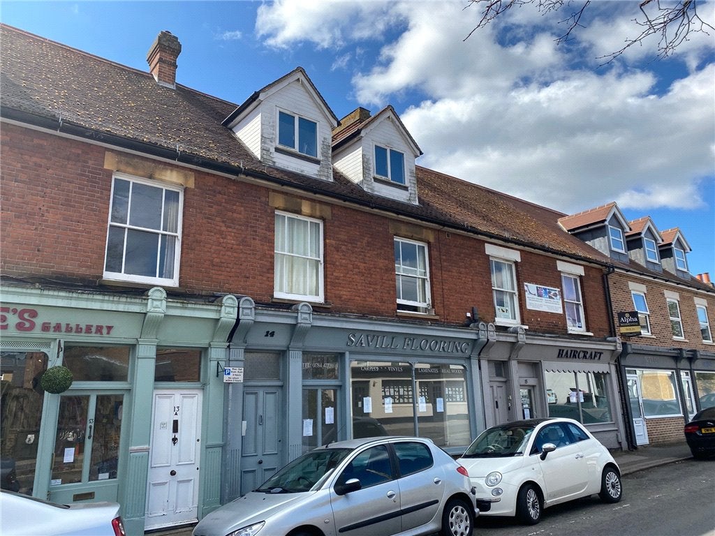 Flat Victoria Street in Borough of Runnymede