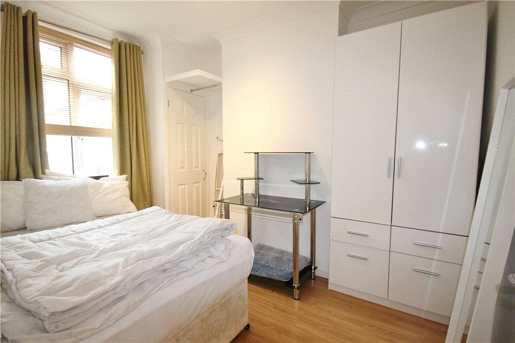Flat Victoria Street in Borough of Runnymede