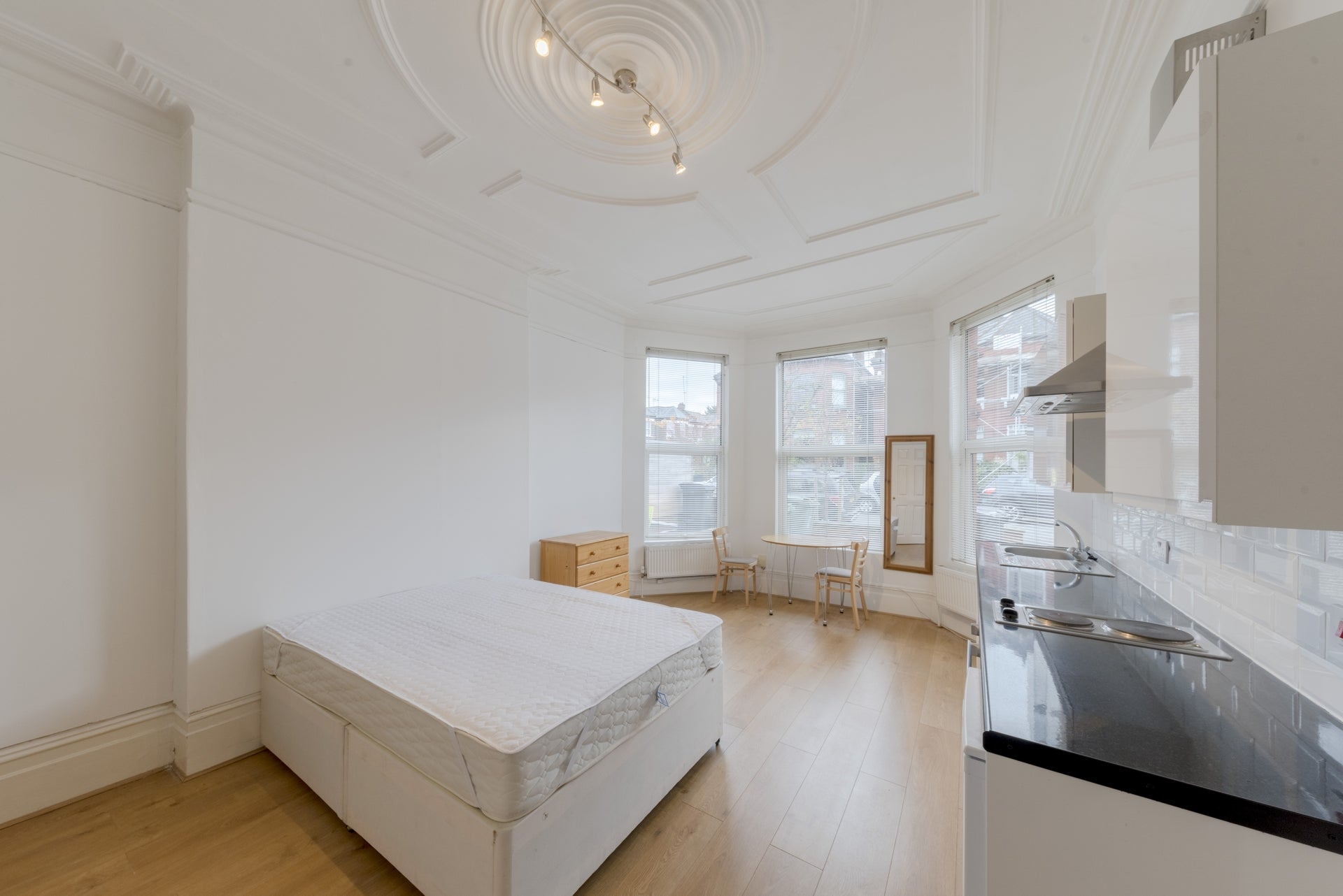 Room Manstone Road in Greater London