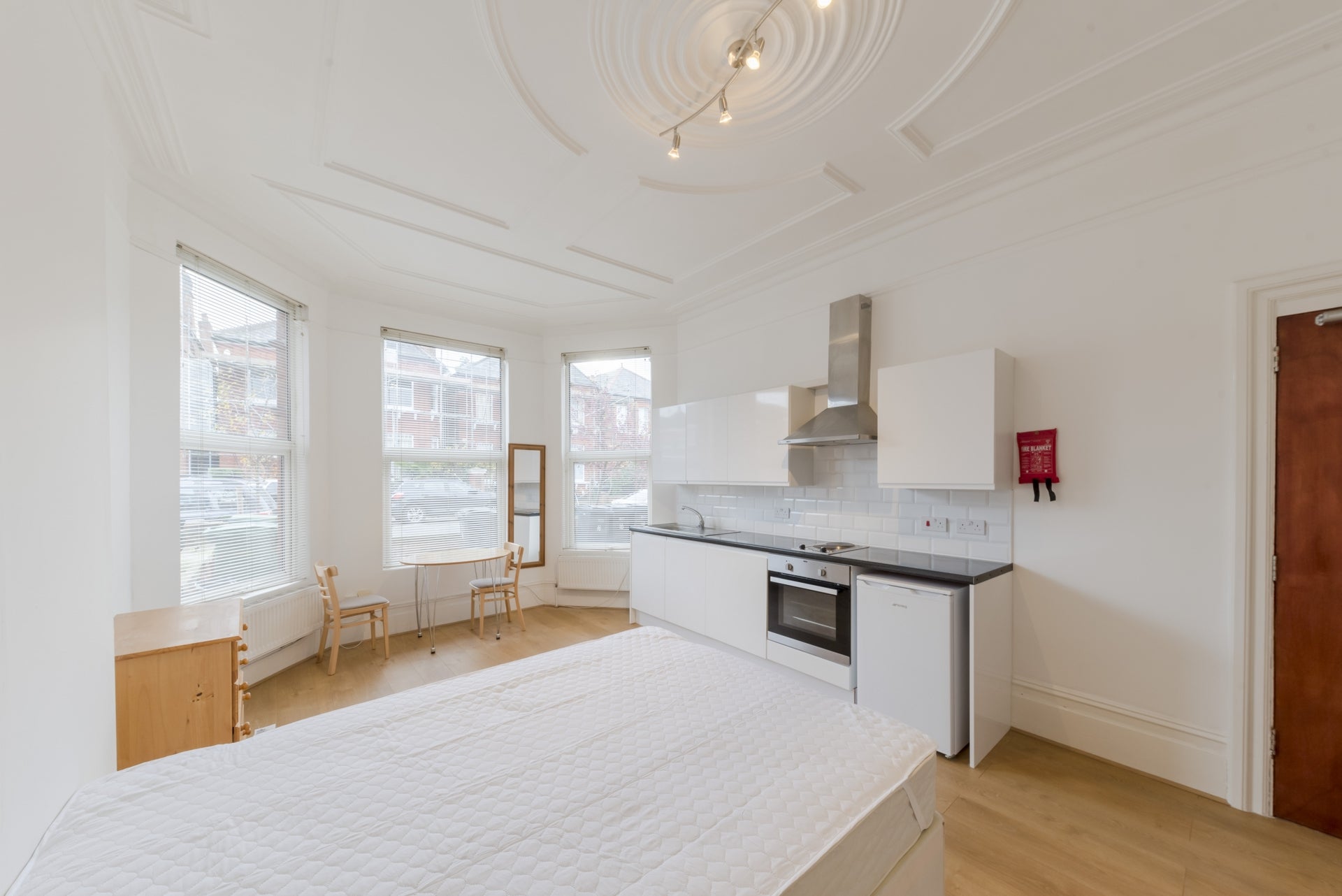 Room Manstone Road in Greater London