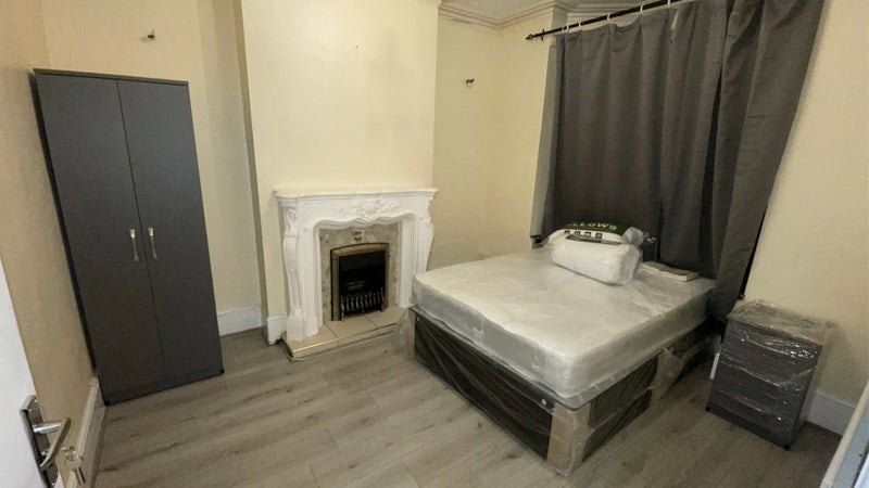 Room Warren Road in Birmingham