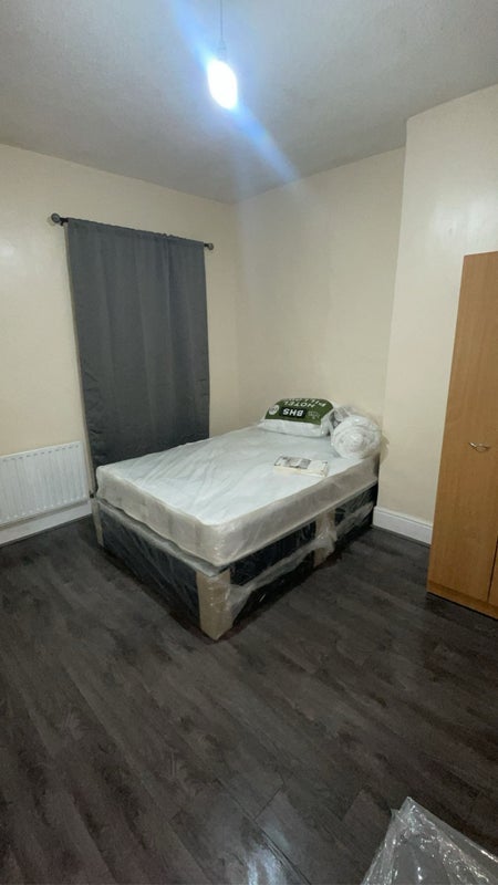 Room Warren Road in Birmingham