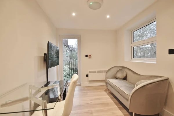 Flat Askew Road in Greater London