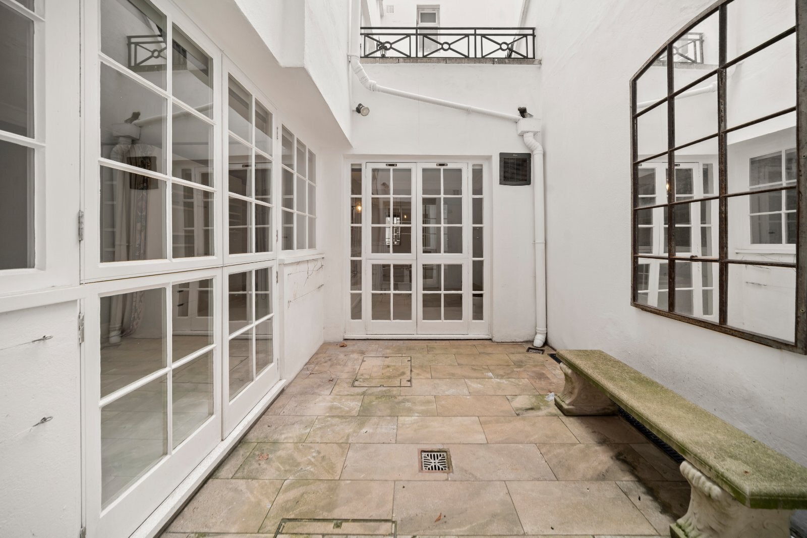 Flat Onslow Gardens in Greater London