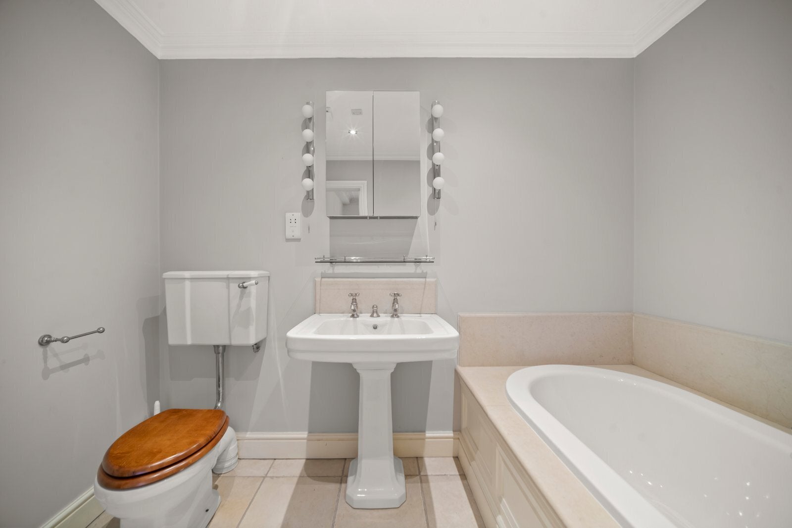 Flat Onslow Gardens in Greater London