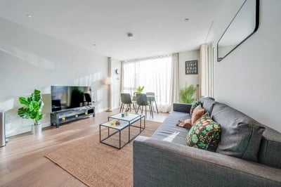 Flat Kennington Lane in Greater London