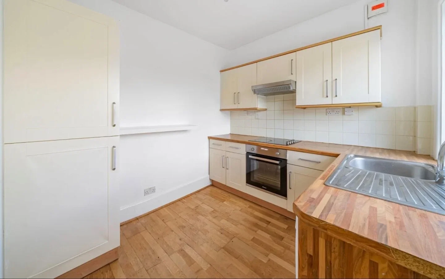 Flat Luffman Road in Greater London