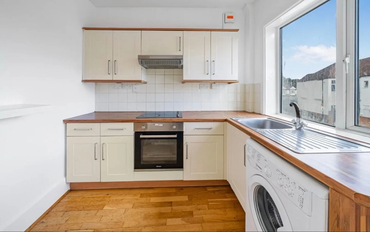 Flat Luffman Road in Greater London