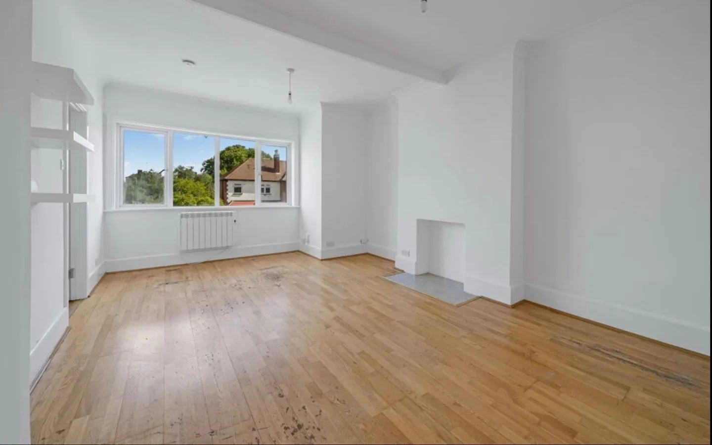 Flat Luffman Road in Greater London