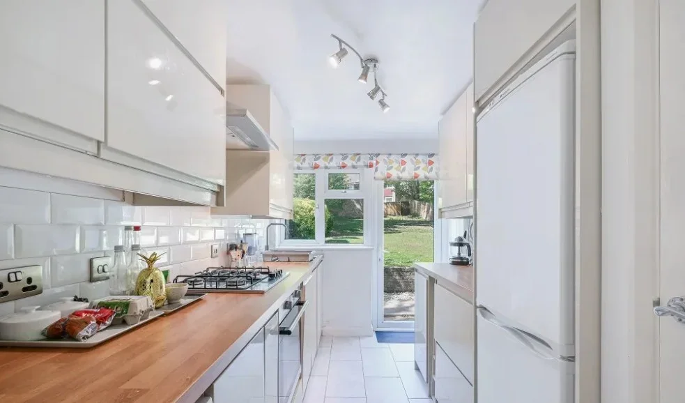 Flat Avondale Road in Greater London
