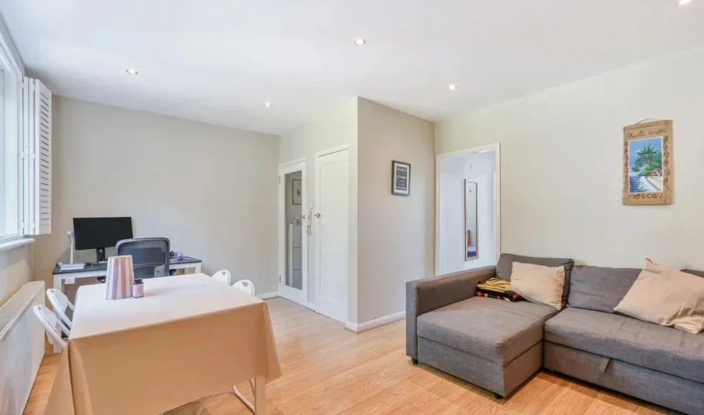 Flat Avondale Road in Greater London
