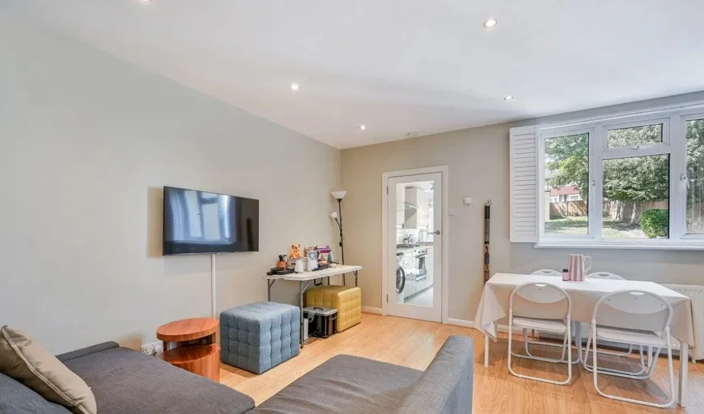 Flat Avondale Road in Greater London