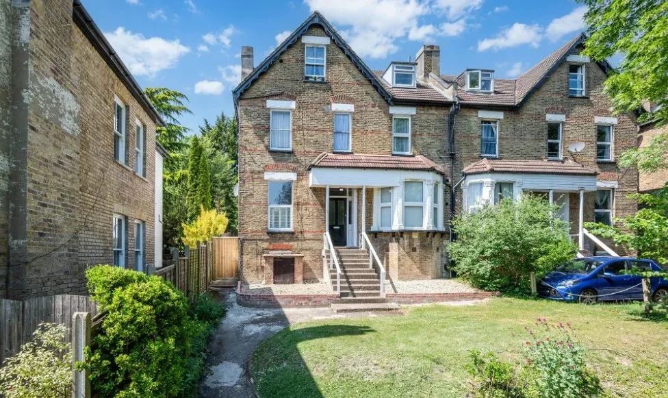 Flat Avondale Road in Greater London