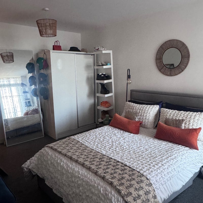 Room Ward Lane in Greater London