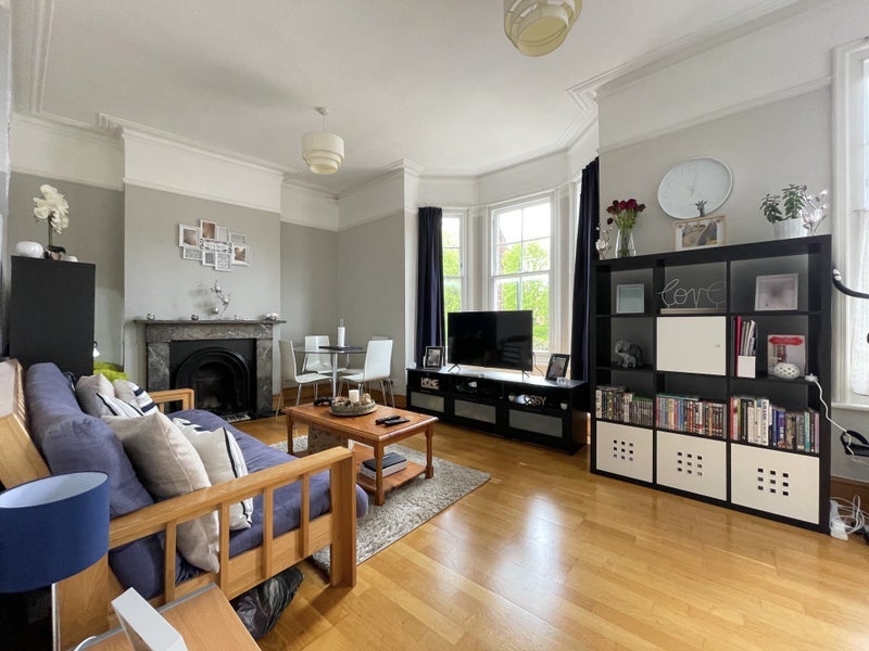 Flat Ashley Crescent in Greater London