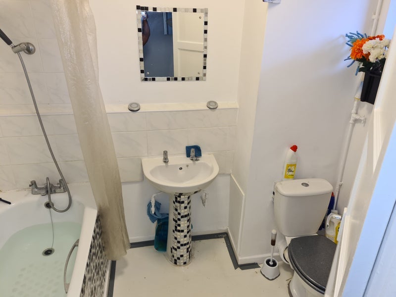 Room Clinger Court in Greater London
