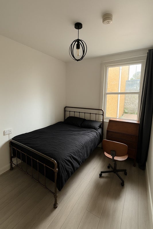 Flat Simms Road in Greater London