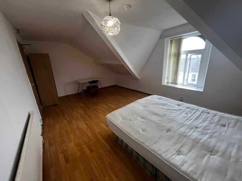 Room Hanover Street in Swansea