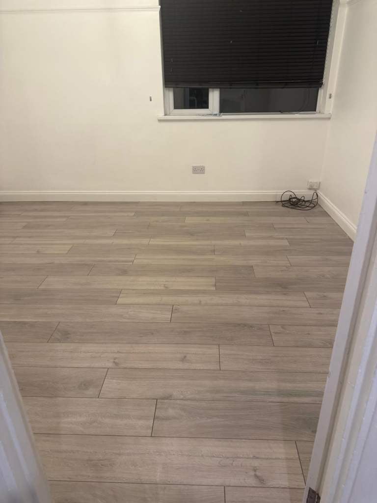 Flat Axminster Crescent in Greater London