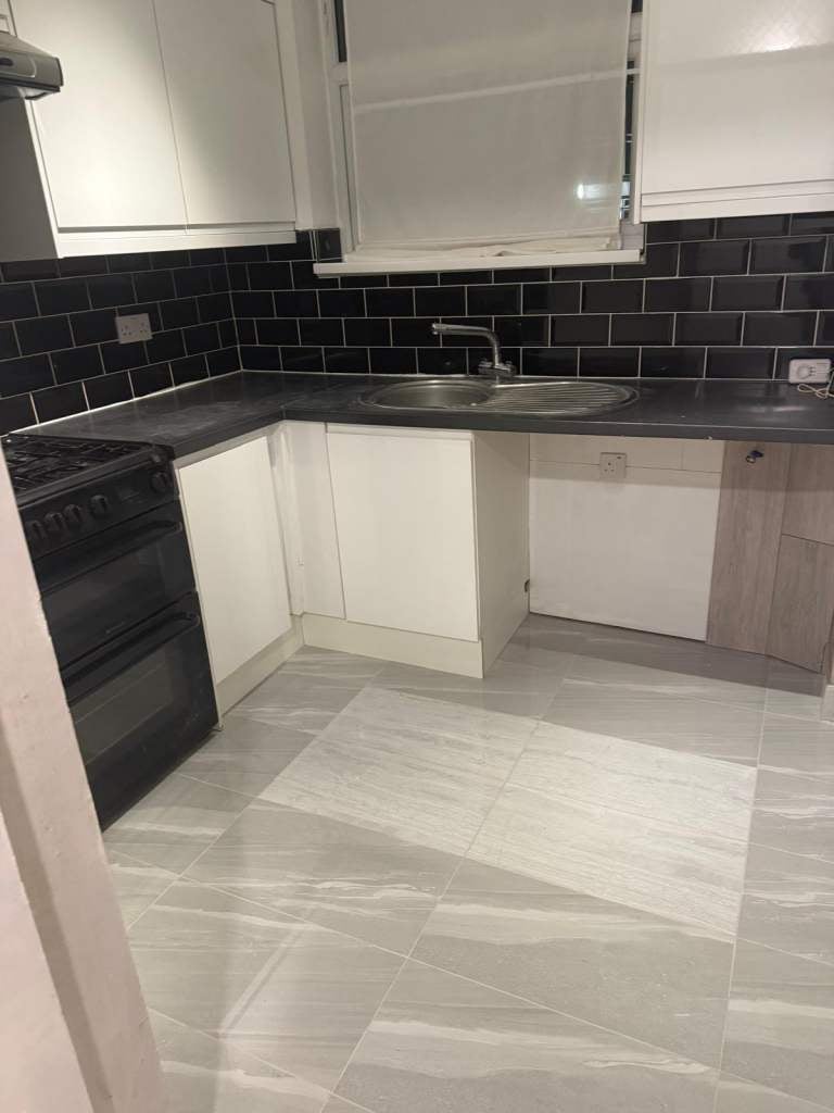 Flat Axminster Crescent in Greater London
