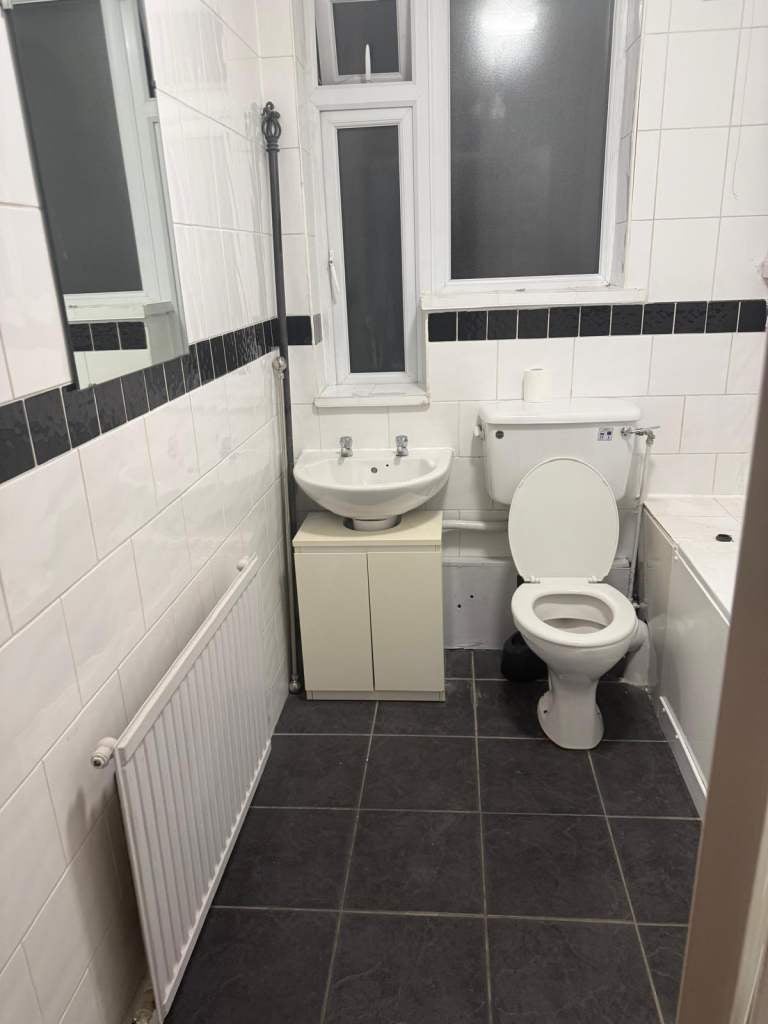 Flat Axminster Crescent in Greater London