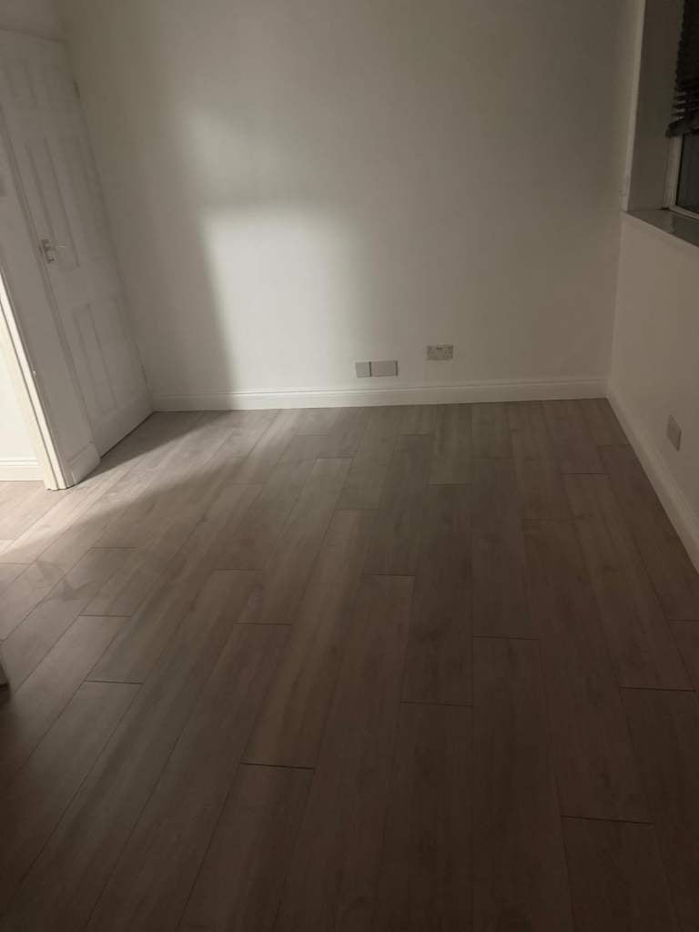 Flat Axminster Crescent in Greater London