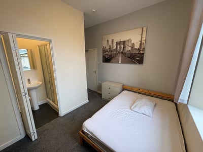Room Chepstow Road in Newport