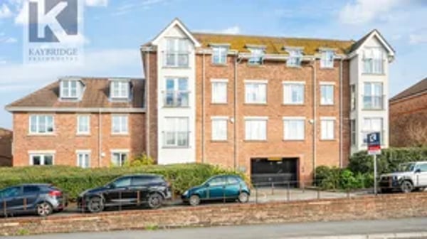 Flat Stoneleigh Park Road in Epsom and Ewell