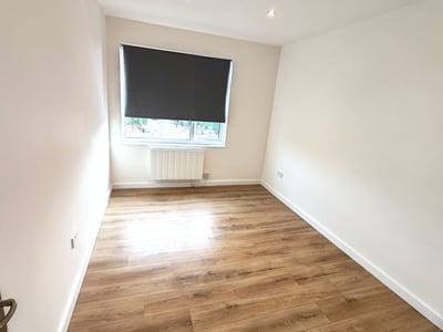 Flat Eastern Avenue in Greater London