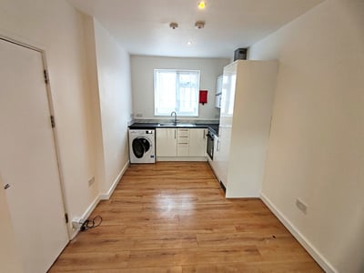 Flat Eastern Avenue in Greater London