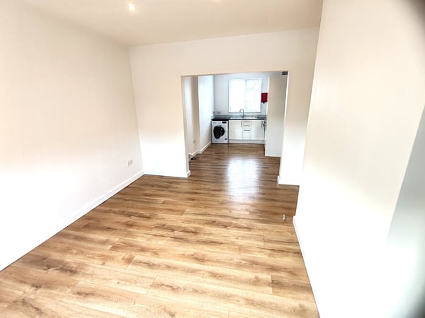 Flat Eastern Avenue in Greater London