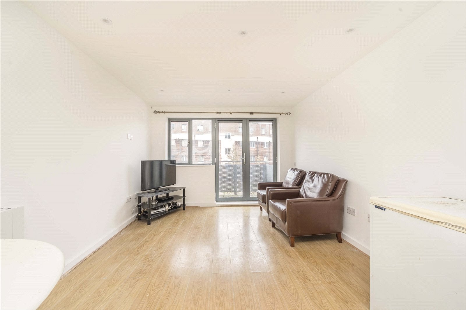 Flat Lapis Close in Greater London