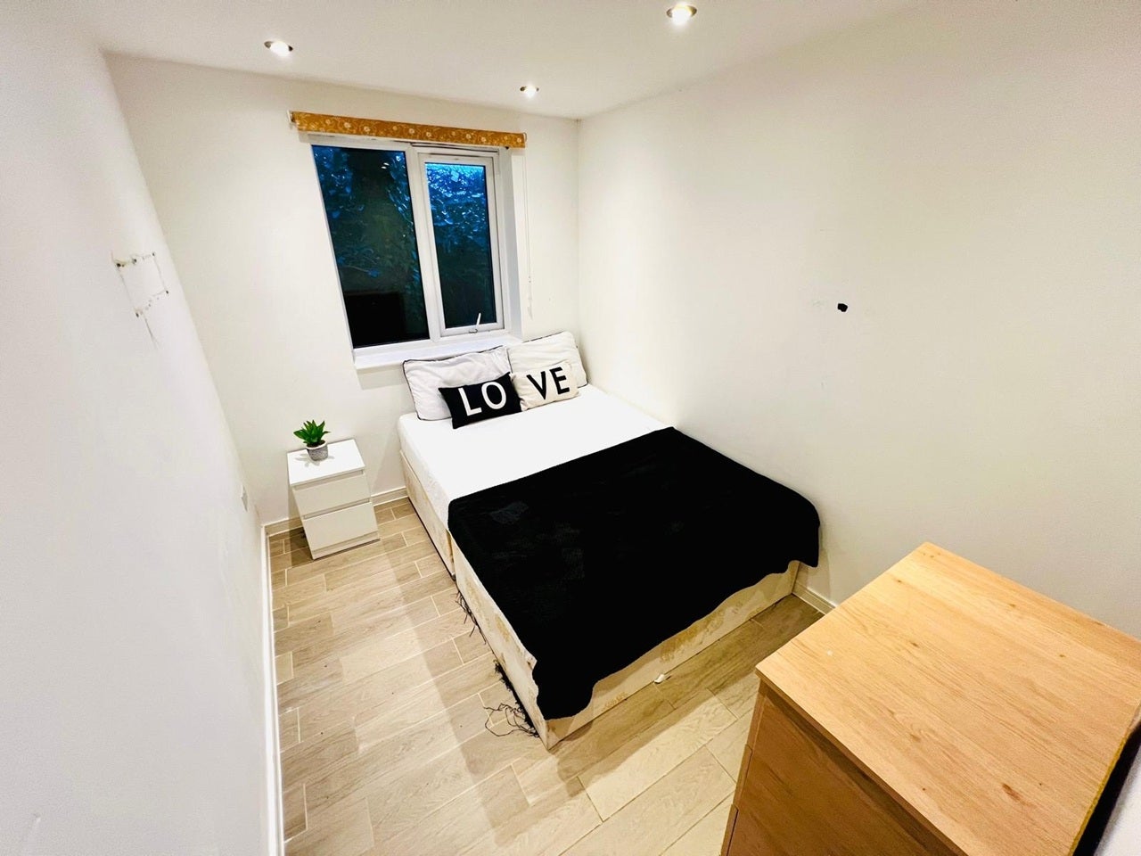 Flat Woodward Avenue in Greater London