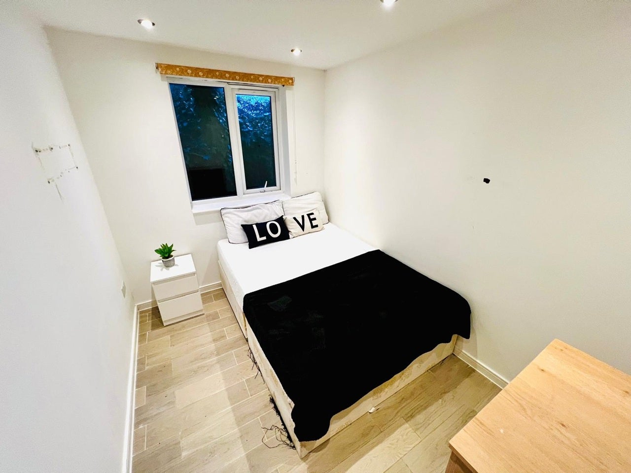 Flat Woodward Avenue in Greater London