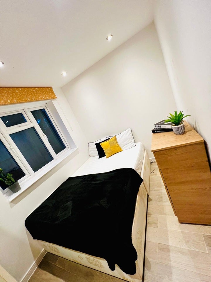 Flat Woodward Avenue in Greater London