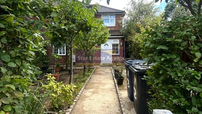Flat Kennedy Path in Greater London