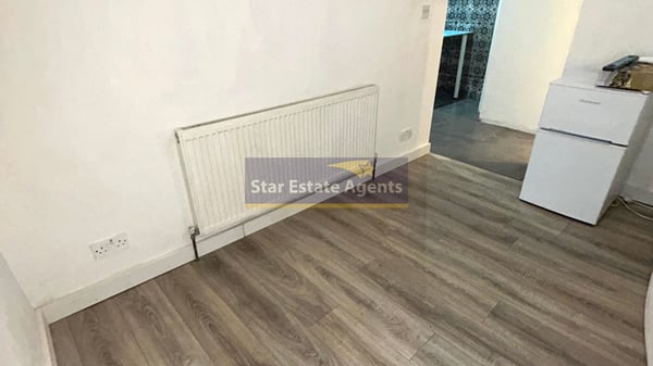 Flat Kennedy Path in Greater London