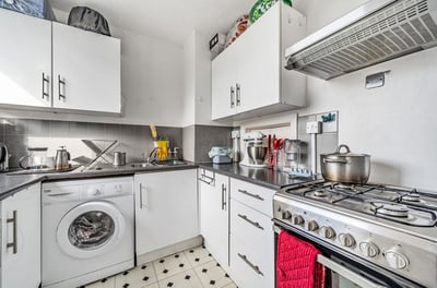 Flat Heathfield Road in Greater London