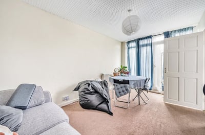 Flat Heathfield Road in Greater London