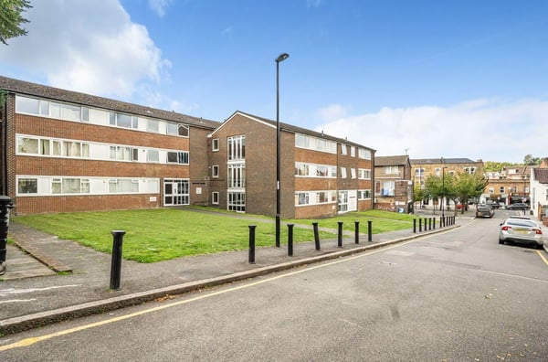 Flat Heathfield Road in Greater London
