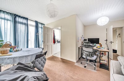 Flat Heathfield Road in Greater London