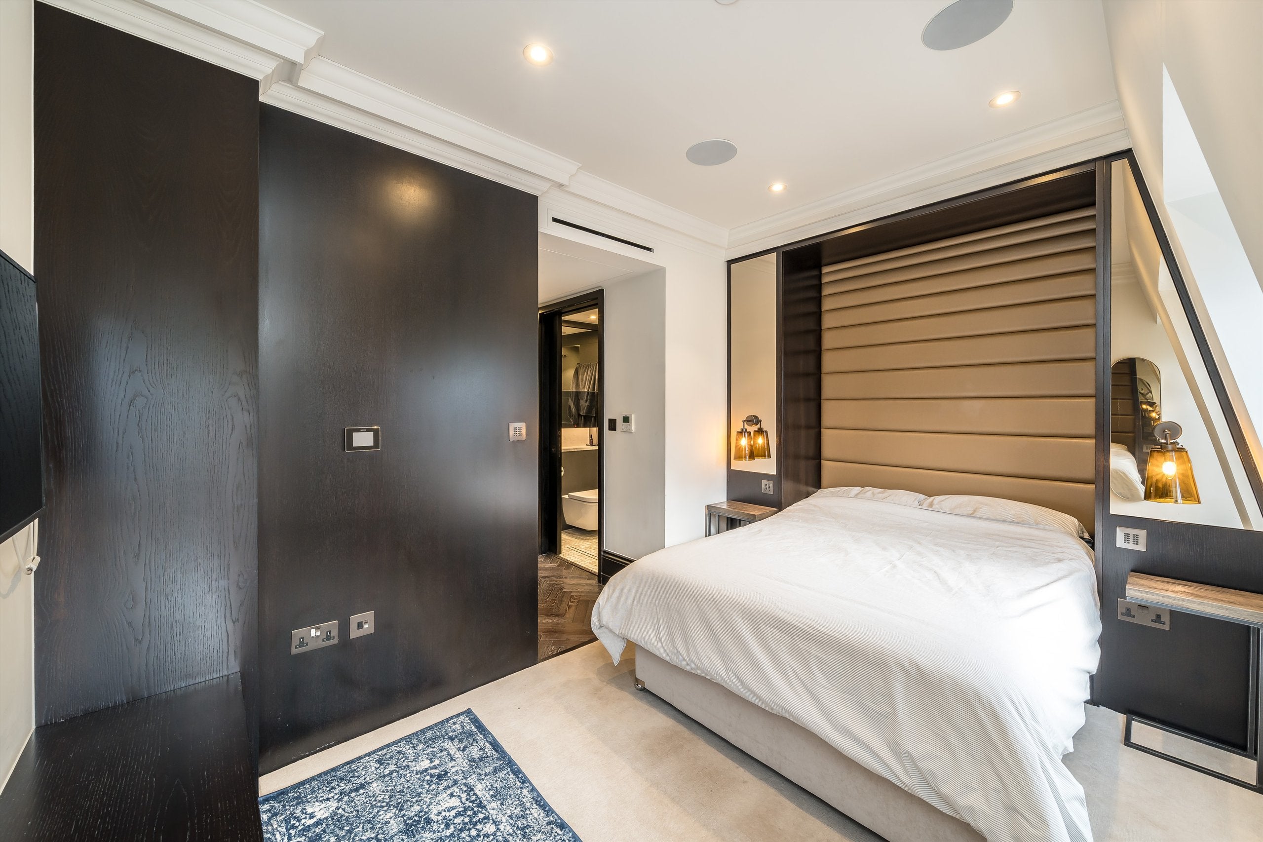 Flat Beaufort Gardens in Greater London