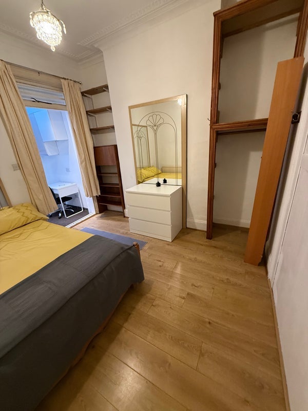 Room Rhodesia Road in Greater London