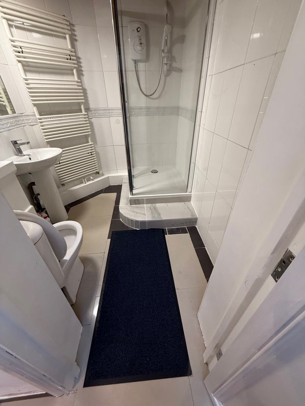 Room Rhodesia Road in Greater London